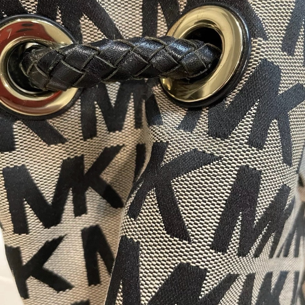 COPY - Michael Kors Jet Set Jacquard
MK Signature Logo. - Picture 10 of 16